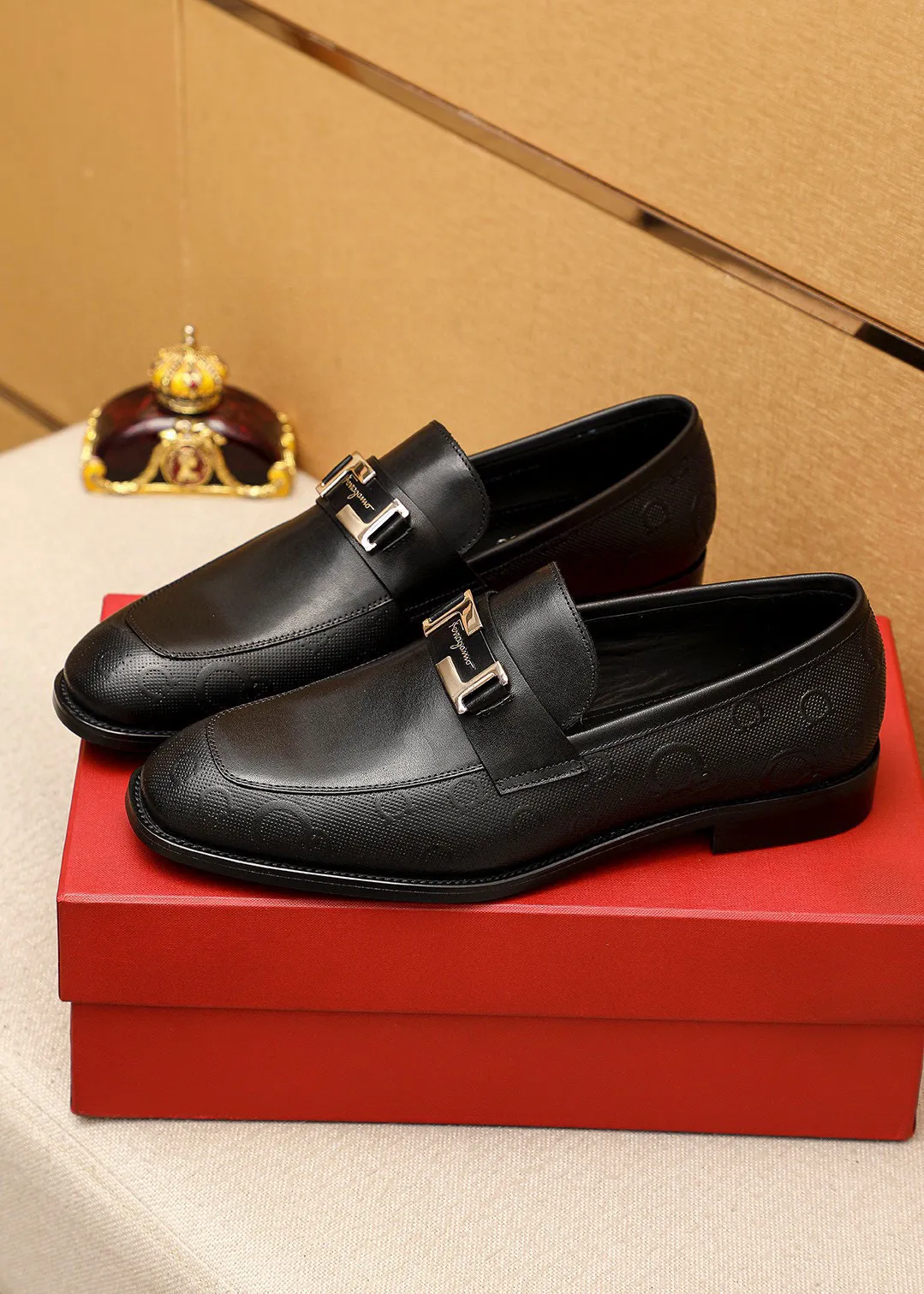 Men's shoes 💰460 💐 Product trademark: Ferragamo "Ferragamo" casual leather shoes Regular size: 38-44 (45.46🉑️customized) Product materials: Selected imported first-layer cowhide embossed upper + luxury hardware buckle, imported water-dyed cowhide leather lining. Strong three-dimensional visual effect, original rubber outsole Color: 1⃣️color optional